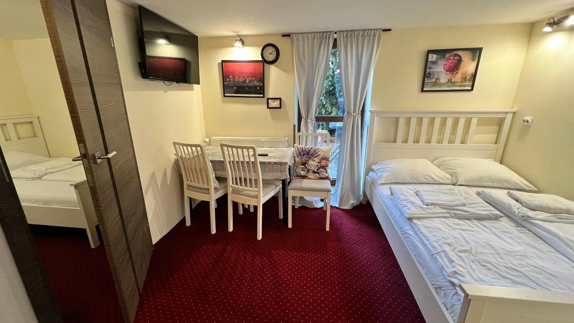 Noclegi Airportpark Guest House Pyrzowice Homestay